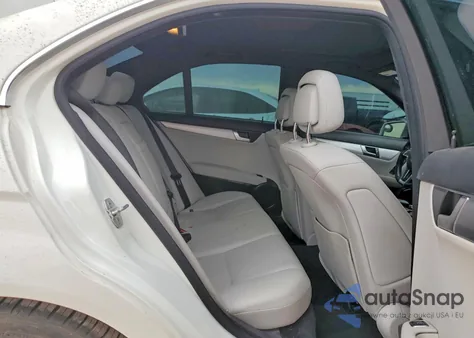 2012 Mercedes-Benz C 250 z USA, uszkodzony, nr VIN WDDGF4HB2CA613106